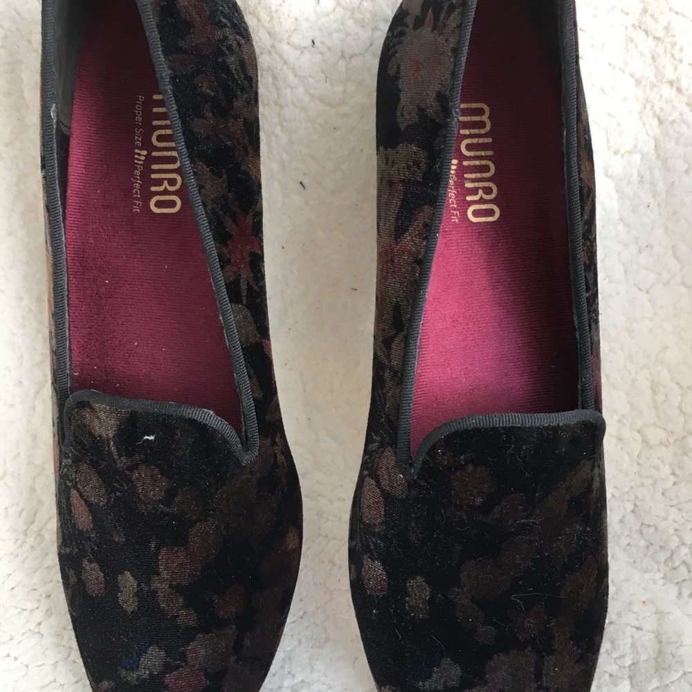 Munro Black Print suede slipped